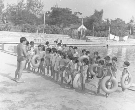 3.1977文化宫游泳培训课，梁兆松担任游泳教练.jpg