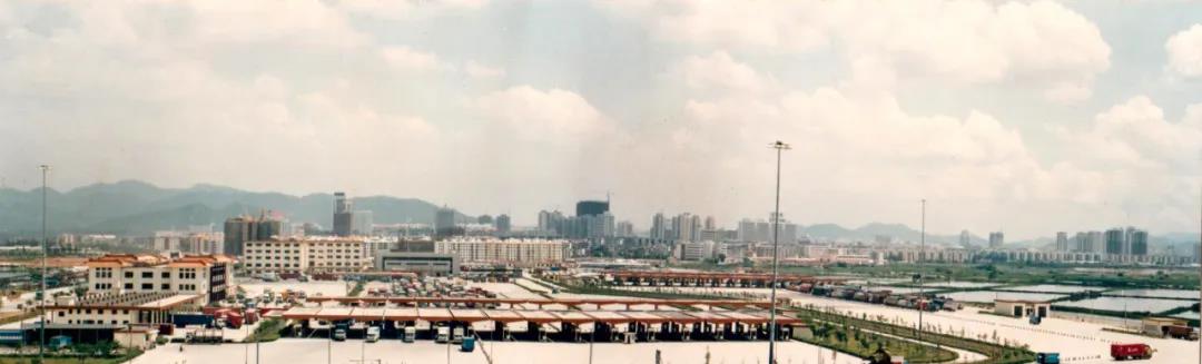 1989年底，经国务院批准，皇岗口岸开通货运通道。.jpg