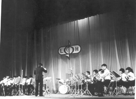 1982年，罗湖艺术团首演，梁兆松担任乐队指挥.jpg